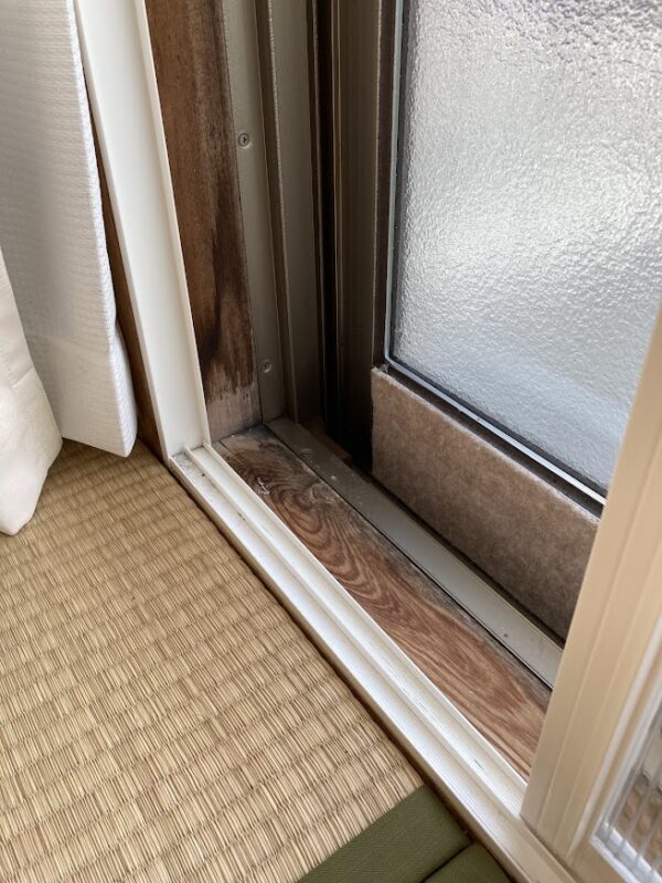 窓枠の掃除と下地処理を終え、両面テープでプラスチック製の二重窓用レールをしっかり貼り付けた後の状態。