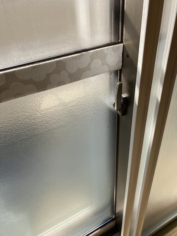 DIYで設置した二重窓の内側。寒い日でもポリカパネルに結露がついていない様子。