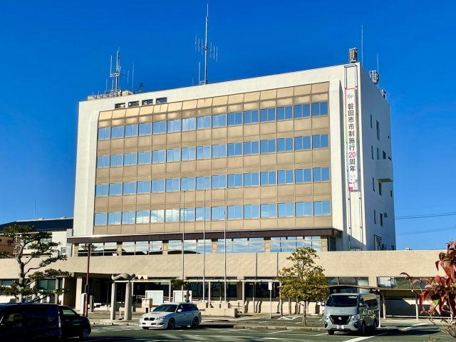 失業保険や扶養の手続きで訪れる市役所の外観