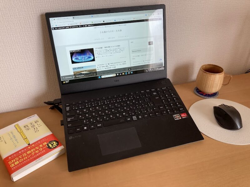 運営者はちぽの作業卓。パソコンとバイブル本、コーヒーカップが置いてある画像。