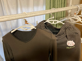 ニトリのハンガーに干して、乾きやすいズボンとシャツの画像