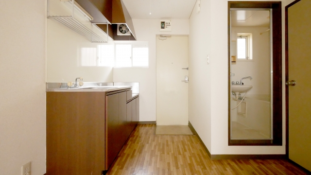 明るく清潔感のある賃貸マンションのキッチンと室内。内覧時のチェックポイントを説明するためのイメージ画像。