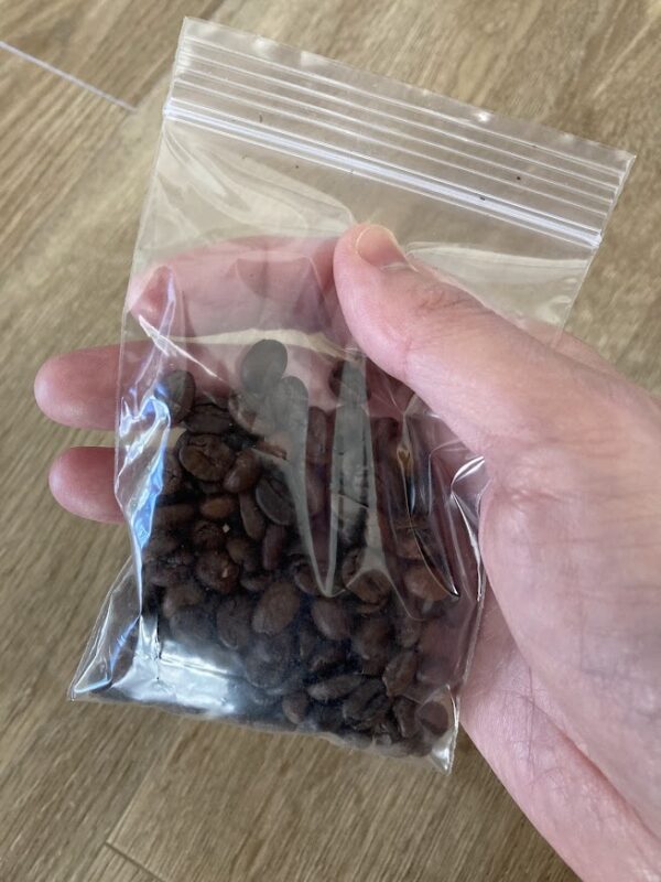 100均の小さなチャック付きポリ袋（ジップロック）に1回分のコーヒー豆を入れて持ち運ぶ様子
