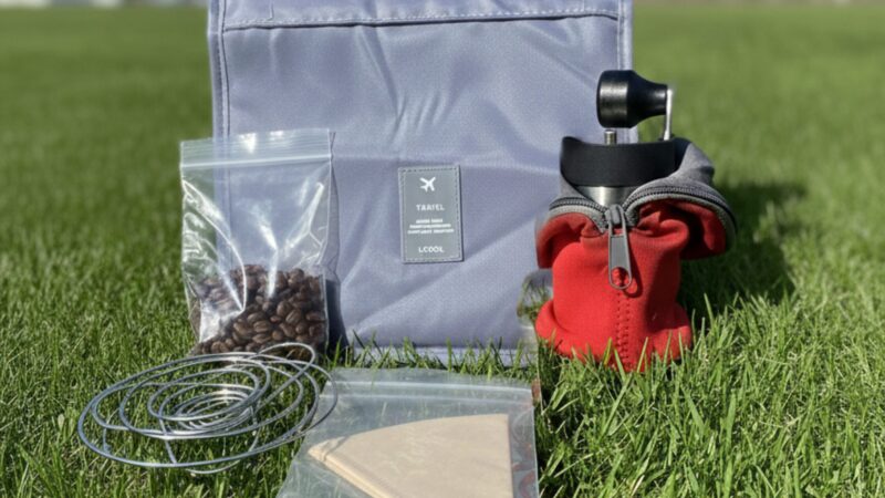 キャプテンスタッグのコーヒーミルと立つ筆箱を活用した旅コーヒーの道具セット一式