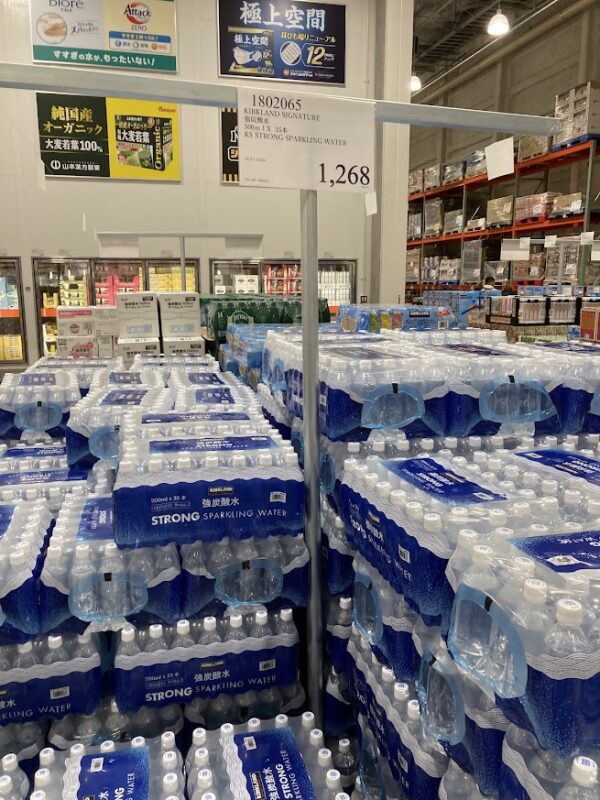 コストコのカークランドシグネチャー強炭酸水（500ml×35本）の売り場。1,268円という価格と、大量に積み上げられた在庫の迫力を伝える1枚。