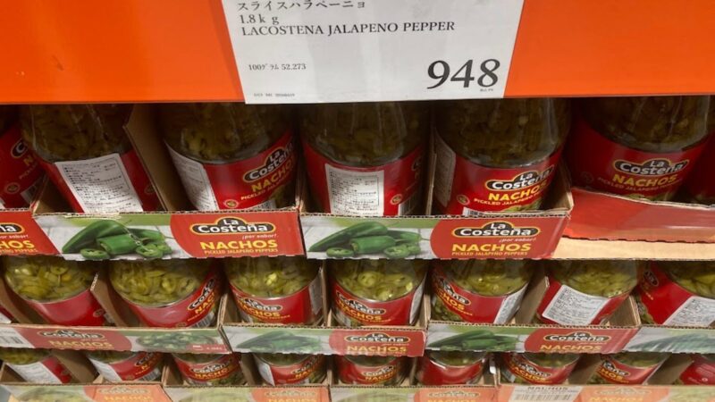 コストコで販売されているラ・コステニャのスライスハラペーニョ(1.8kg)の陳列風景