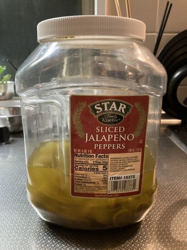 コストコの「STAR SLICED JALAPEÑO PEPPERS」。2.83kgの巨大なボトルに入った、タルタルソース作りに欠かせないハラペーニョピクルス