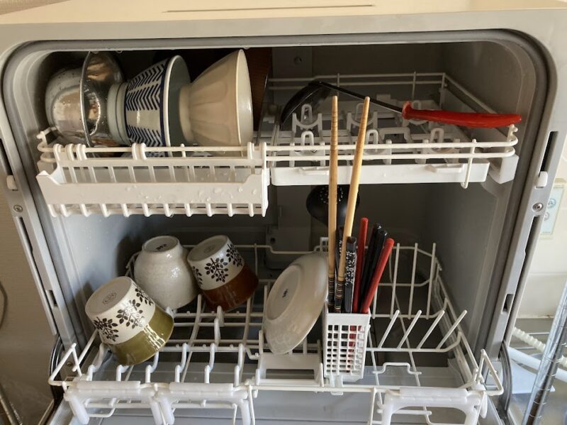 食洗機の庫内に綺麗に並べられた食器と洗浄ノズルの様子