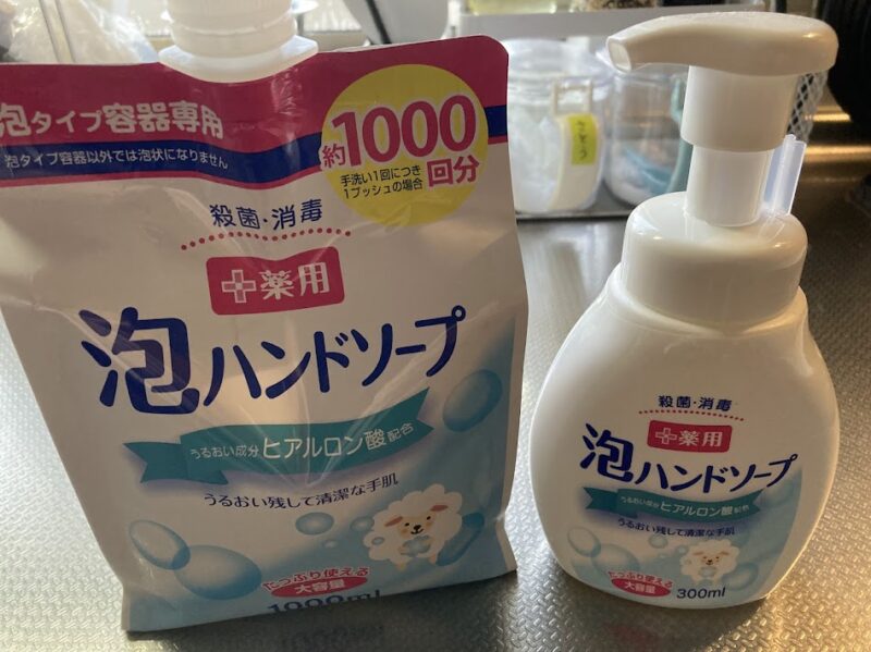 ドラッグストアモリで購入した泡ハンドソープの本体ボトル（300ml）と詰め替え用大容量パック（1000ml）。キッチンや洗面所で惜しみなく使える、主夫絶賛のコスパアイテム。
