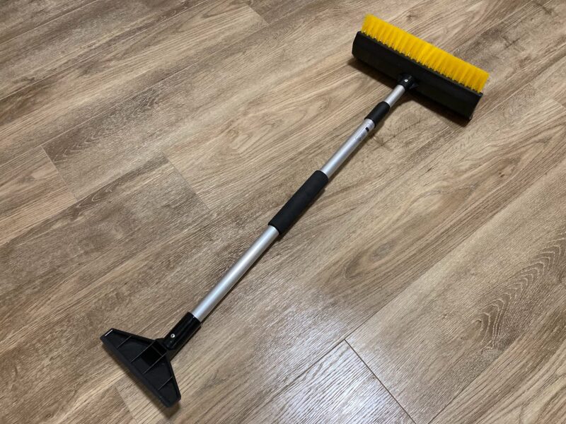 伸縮式の車用スノーブラシ(ブラシとスクレーパー付き)の全体写真