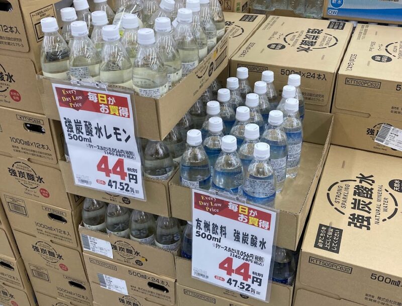 業務スーパーの強炭酸水レモンとプレーンの売り場写真。1本44円（税別）という驚愕の安さを強調。