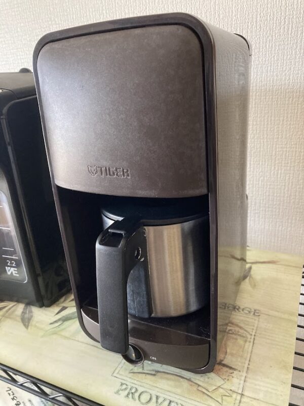 タイガー魔法瓶のコーヒーメーカー（型番：ADC-A060）とステンレス製真空サーバーの全体写真。