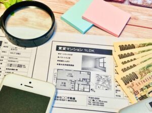 賃貸のプロも認める「安くする交渉術」電卓や賃貸の間取り図が机の上に置いてある画像。