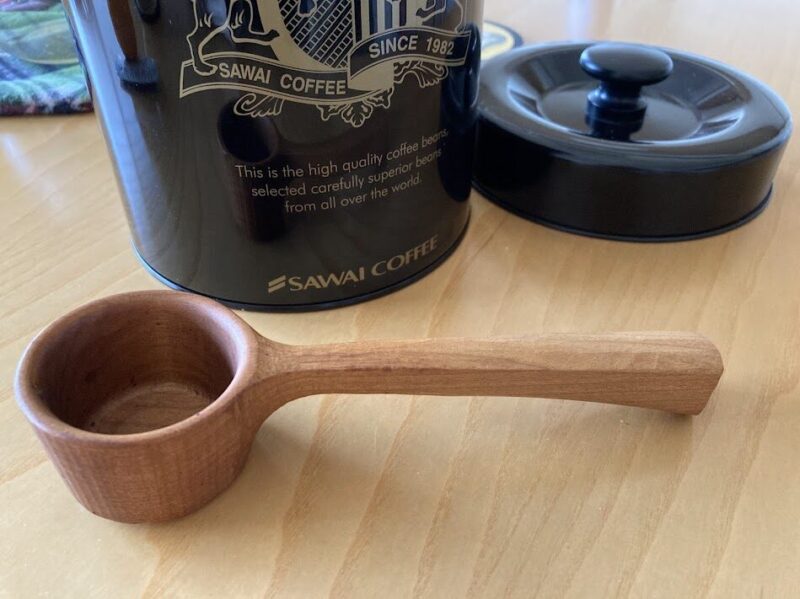 コーヒー豆を入れる木製のスプーン。８年経過して色合いと風味がでている画像。