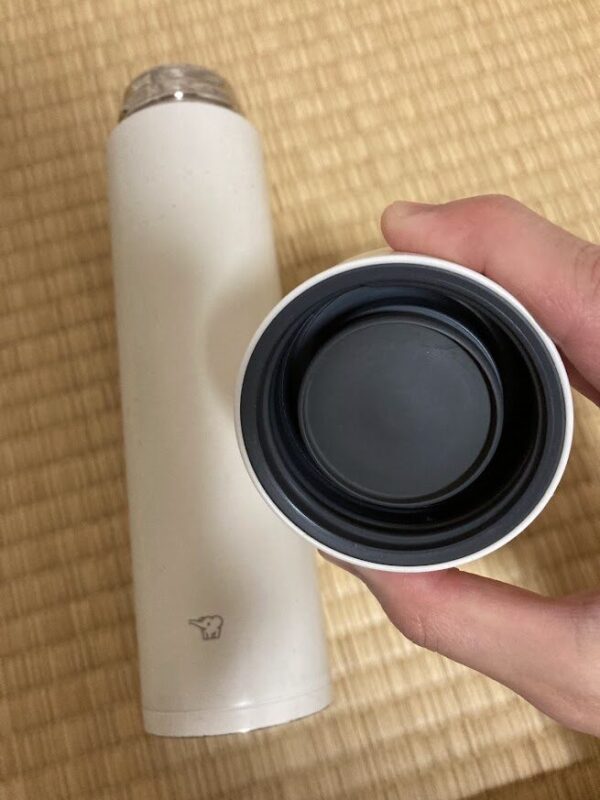 象印のシームレス栓水筒のキャップ裏と本体の画像。