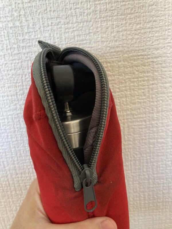 キャプテンスタッグのコーヒーミルがすっぽりと立つ筆箱に収納されている画像。