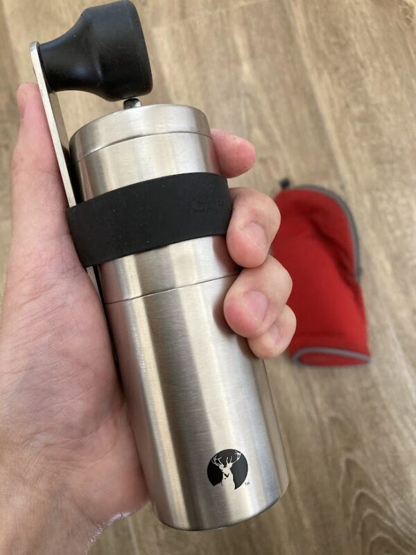 キャプテンスタッグのコーヒーミルを左手でつかんでいる画像。