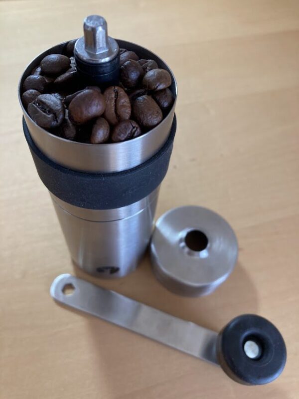 キャプテンスタッグのコーヒーミルにコーヒー豆を満タンに入れている画像。