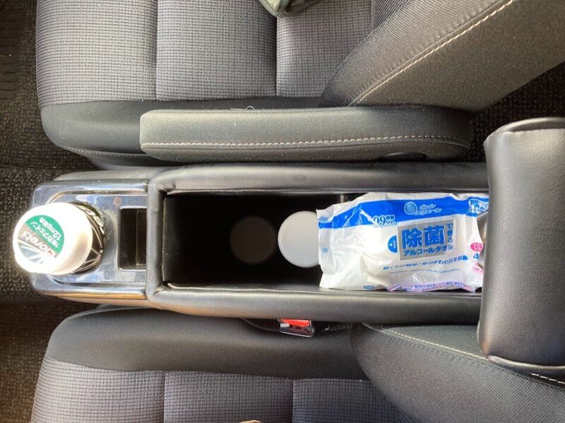 シエンタのアームレストの中身が収納になっている画像。中に象印の水筒が2本入って余裕な空間の画像。