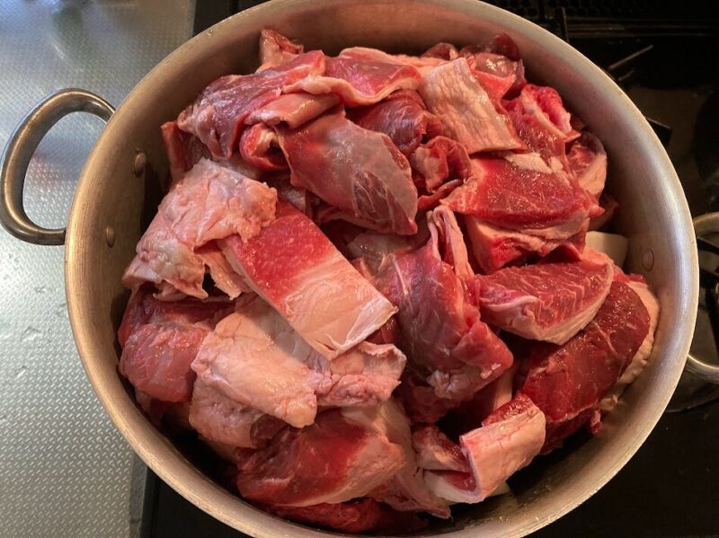 牛筋を1口大にカットして、寸胴鍋に入れた画像。