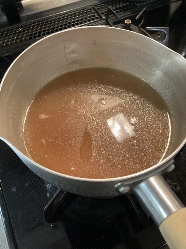 雪平鍋におでんのスープの余りを入れた画像