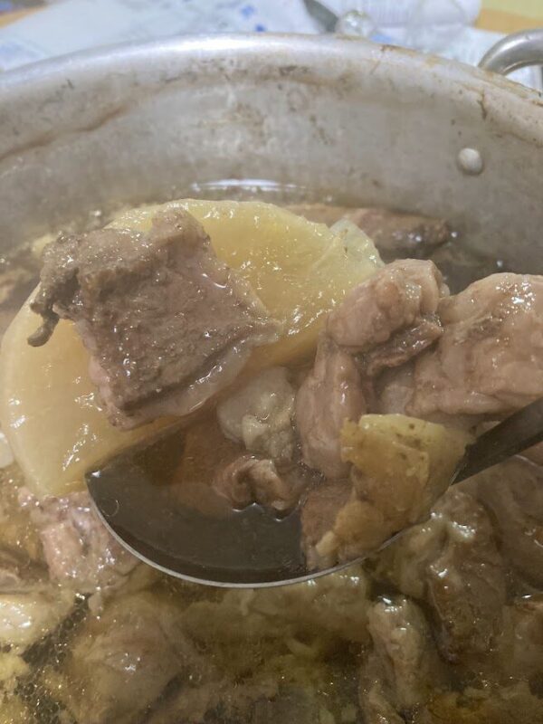 完成した牛筋大根をお玉ですくっている画像