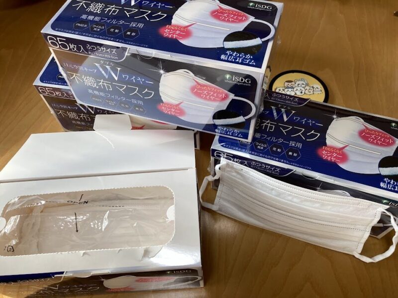 ウェルシアのマスク65枚入り。新品3箱と使いかけの箱、1枚見本のマスクの画像