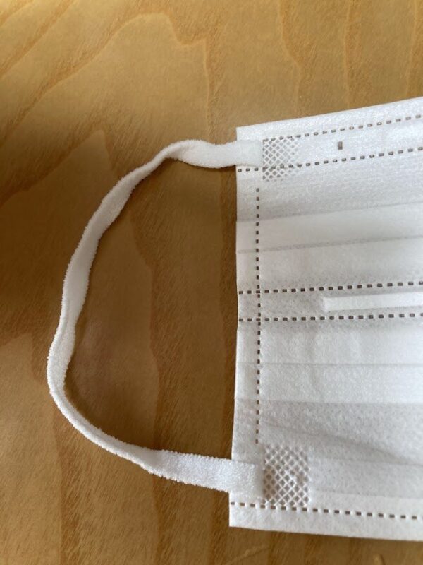 マスクのゴム部分、耳に優しい作りになっているのが分かる画像。