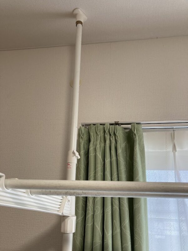 アイリスオーヤマの窓枠物干しMW-260NRを天井まで突っ張って設置している様子