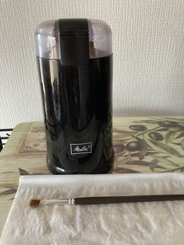 姉から譲り受けたメリタ（Melitta）の電動コーヒーミル。手前には100均の筆を掃除用として活用。愛用の道具をメンテナンスしながら大切に使う、ブロガーはちぽの日常。