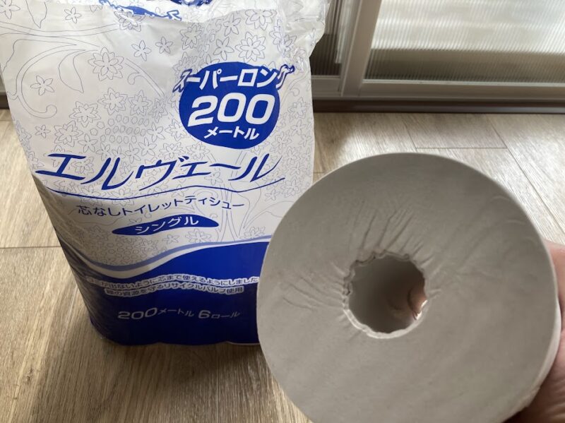 引っ越し当日の必須アイテム、芯なしで200メートル巻の超ロングタイプトイレットペーパー「エルヴェール」。荷解き中に交換の手間が省け、ゴミも出ない主夫おすすめの逸品。