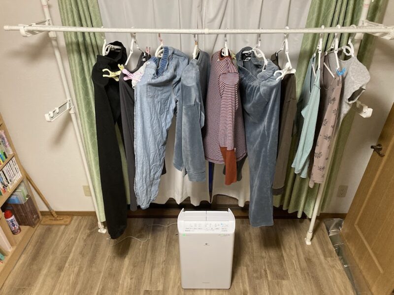 パナソニックの衣類乾燥除湿機F-YHVUX120を使って部屋干しをしている様子