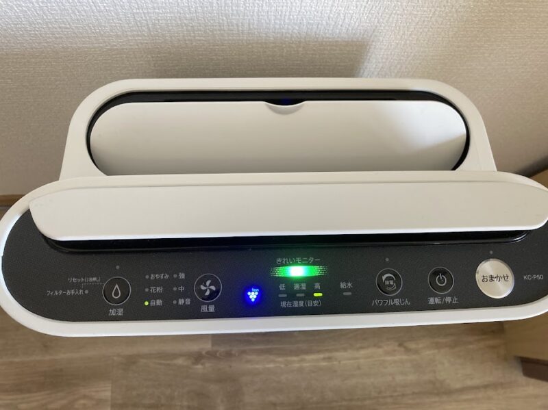 シャープ加湿空気清浄機KC-P50の操作パネルと綺麗モニターの点灯の様子