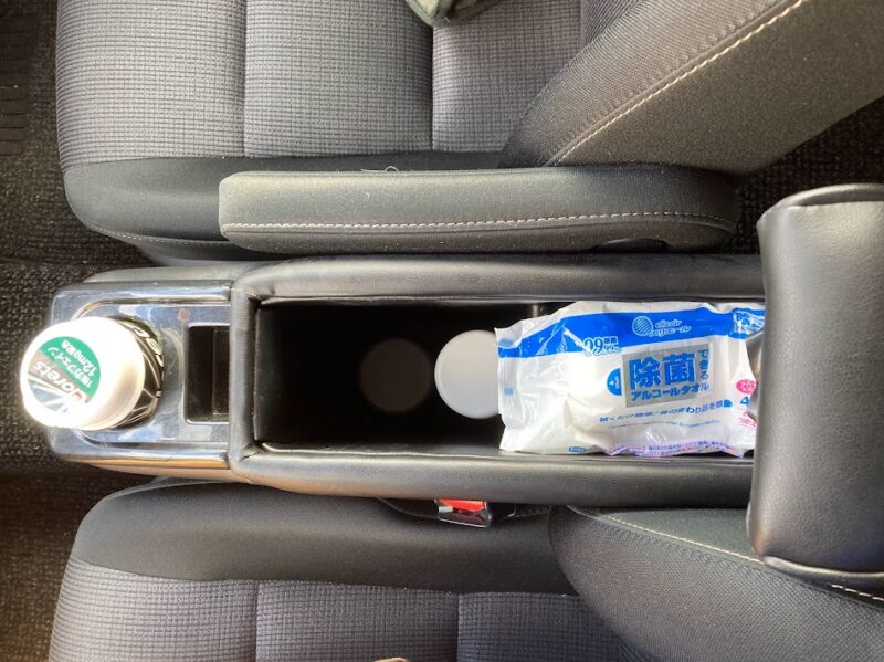 トヨタ・シエンタのコンソールボックスに、象印のシームレス栓水筒が2本ぴったり収まっている様子。車内での飲み物代節約と移動式カフェ化の工夫。