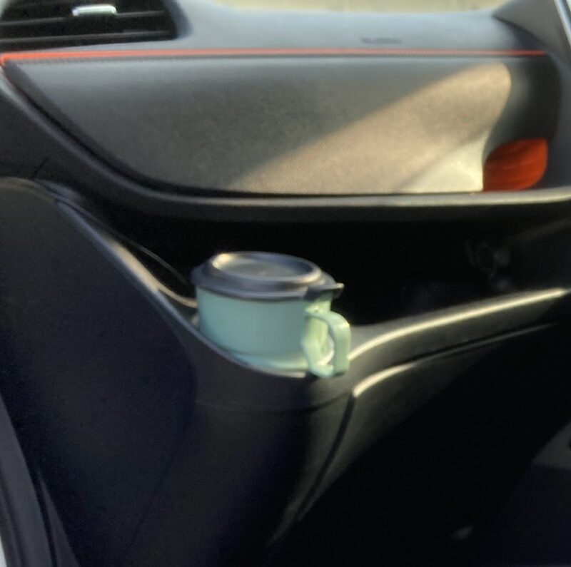 トヨタ・シエンタの運転席横カップホルダーに、セリアの100均マグカップがジャストフィットしている様子。車内での飲みやすさと収納性を両立した工夫。