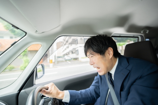 時速20kmでスリップ事故。ハンドルもブレーキも効かず、絶望する瞬間のイメージ