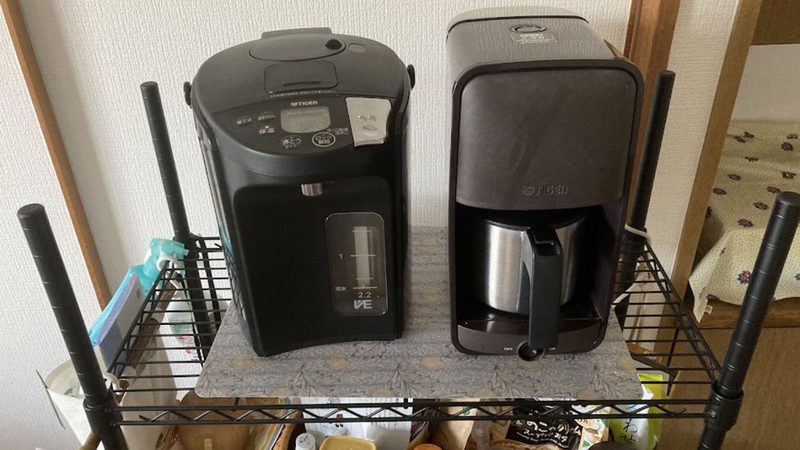 タイガーとく子さんPIS-N220Tをコーヒーメーカーと並べて置いた実際の使用風景