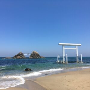 福岡県糸島市・二見ヶ浦の白い鳥居と夫婦岩が広がる青い海の風景