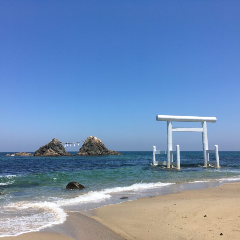 福岡県糸島市・二見ヶ浦の白い鳥居と夫婦岩が広がる青い海の風景