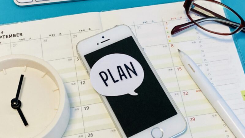 カレンダーの上で、ペン先が日付を指しているイメージ画像。扶養を抜ける期間のスケジュール（作戦）を立てるシーン。