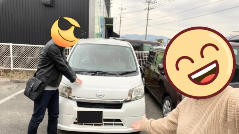 レッカー車で運ばれた後のパールホワイトのムーヴを前に、はちぽ夫婦が感謝を込めてポーズをとる最後の記念写真。12年間の役割を終えた相棒との別れのシーン。