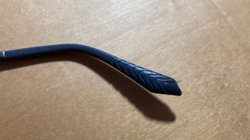 眼鏡市場でパーツ交換をして修理完了した、新品同様に綺麗な眼鏡のつる（テンプル）部分