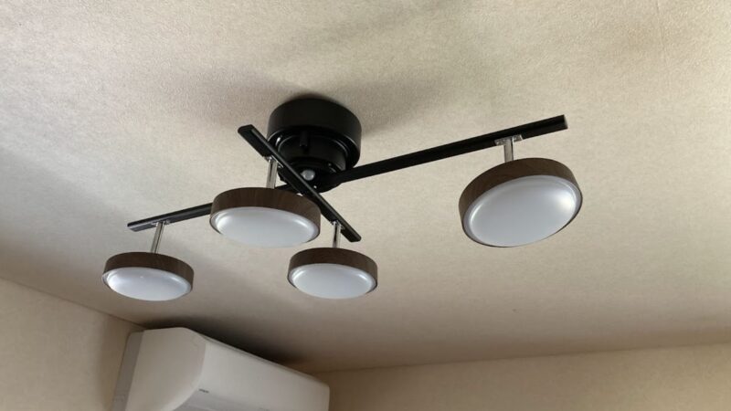 実家の天井に取り付けたオーム電機の4灯LEDシーリングライト（木目調デザイン）LT-YLS4RC-K。