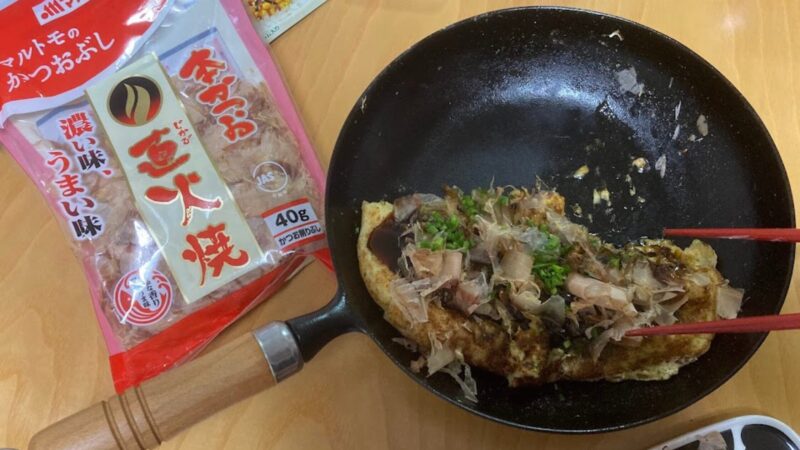 美味しすぎて撮影前に半分食べてしまった、ソース、青のり、マヨネーズ、かつお節をトッピングした山芋鉄板