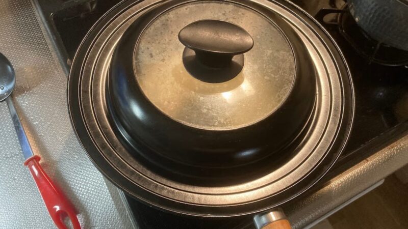 蓋をしてじっくりと蒸し焼きにしている山芋鉄板