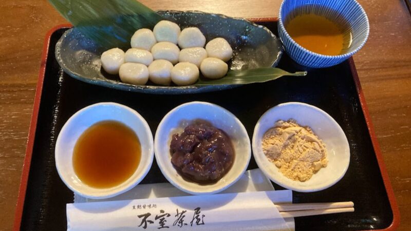 ひがし茶屋街の不室茶屋で提供される白玉生麩と3種のタレ(みたらし・あんこ・きな粉)とお茶のセット