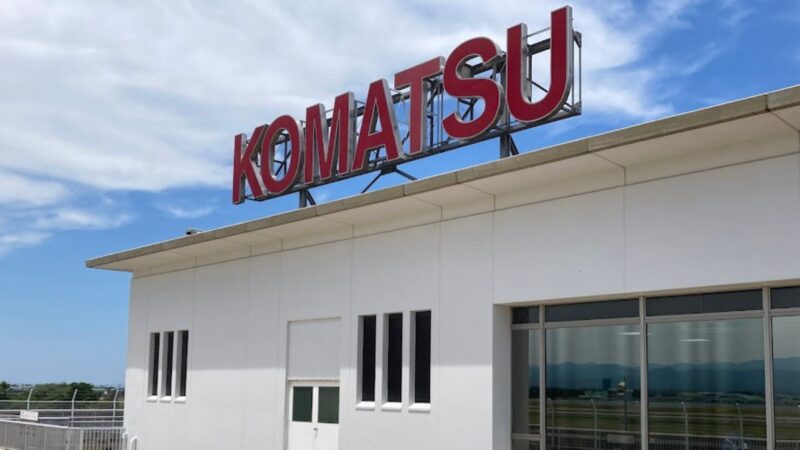 小松空港の屋上展望デッキにある赤いKOMATSUの大きな文字看板と青空