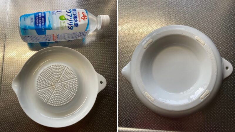 京セラのセラミックおろし皿のサイズ感比較(ペットボトル並べ)と底面のシリコン滑り止め4箇所