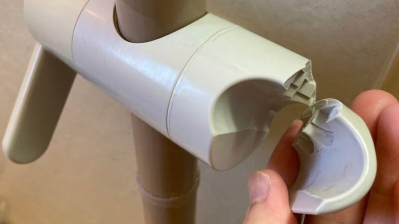 実際に破損したスライド式シャワーフック。パーツが綺麗に割れてしまい、もう元の位置をキープできない状態。