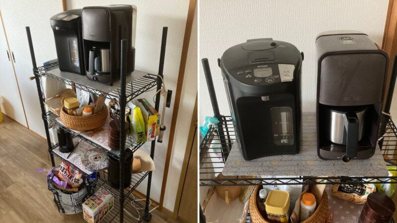 5年以上愛用しているスチールラックの活用事例。左側はリビングに設置した全体像で、上段にポットとコーヒーメーカー、中段にお茶セットやお菓子を収納。右側は上段のアップ写真で、網目の対策として100均の固めマットを敷いて家電を安定させている様子。